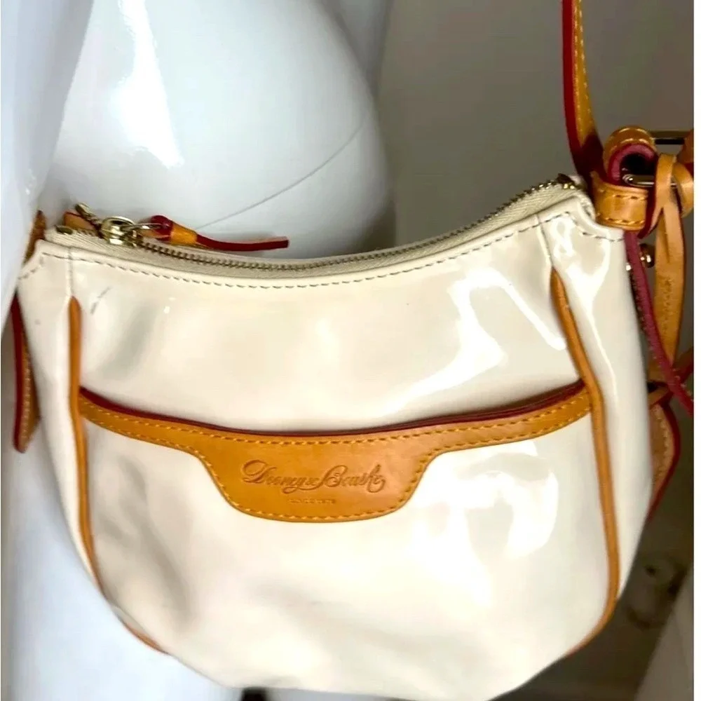 Dooney‎ & Bourke Cream Patent Leather Crossbody Bag Tan Trim Hobo Vintage 21-18